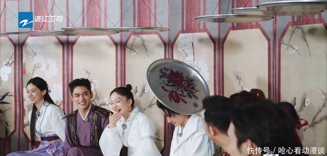 张含韵 没想到放下“偶像包袱”的蔡徐坤,这么机智有趣