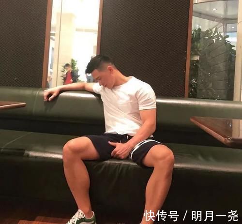 少年|肥胖少年逆袭成肌肉型男,胸肌饱满挺拔,一身腱子肉宛如雕刻