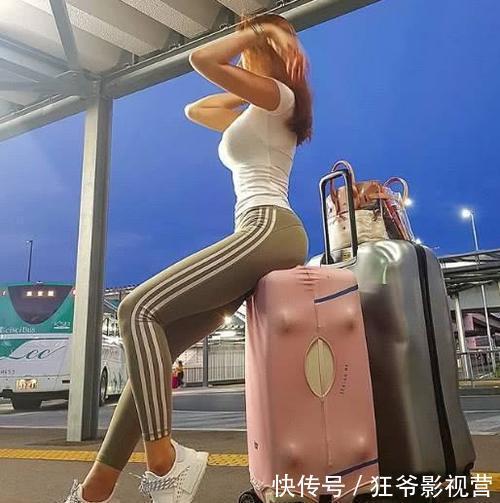 深蹲|健身女神曲线感十足,98斤也有完美臀形,网友:深蹲没少练!