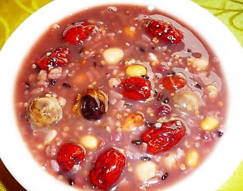  熬腊八粥有很多讲究，牢记3个小窍门，腊八粥香浓软糯，美味好喝！