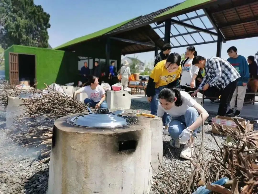 刷爆网络！临平这个宝藏地火了！30亩大草坪、跨湖吊桥、通天“竹塔”…