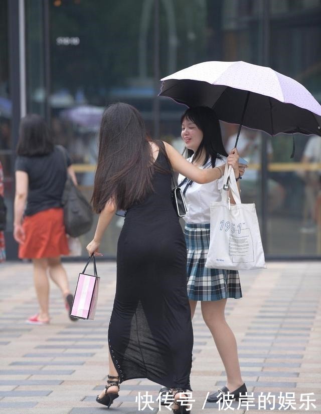 好身材|简单的裙子也想有特点,那你就要会混搭,好身材也需要有气质