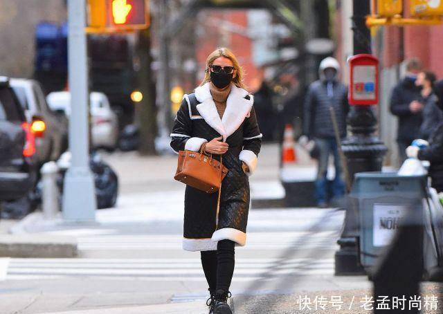贵妇|尼基希尔顿穿格纹翻领大衣漫步街头, 风度翩翩, 像个漂亮的贵妇