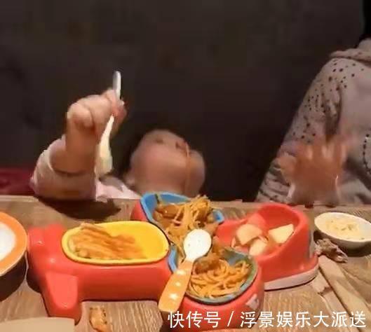 彤彤|小女孩吃面条走红，竟与一根面条“死磕”，网友“实心眼”宝宝