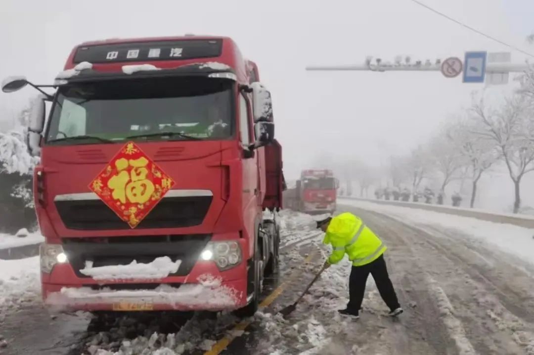 初雪来袭：你在朋友圈晒雪景，我在雪中守护你