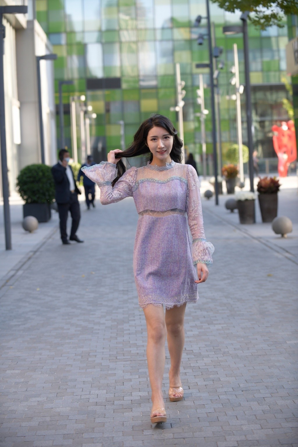 洋气|美女街拍:时髦姑娘在秋冬季节这样穿,紫色连衣裙搭配蕾丝花纹,精致又洋气