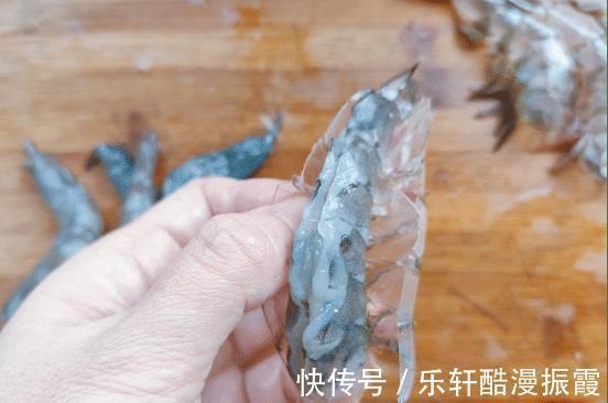 好吃上档次,原材料还不贵,上桌就光盘的鲍鱼小土豆烧虾球