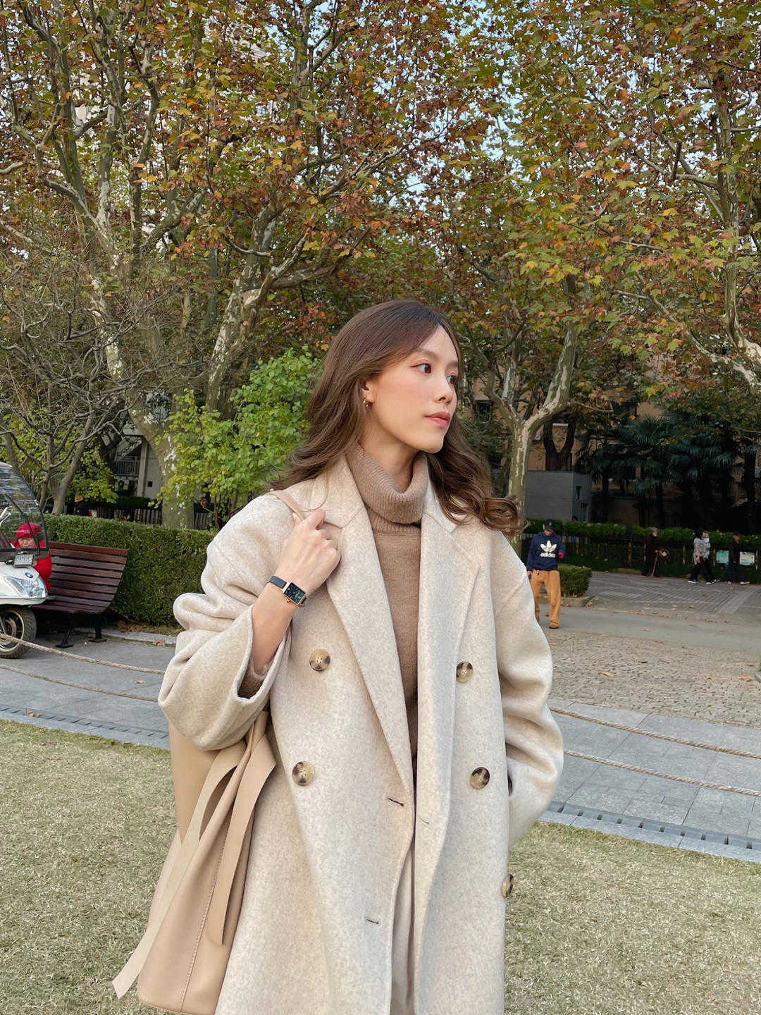 大衣|秋冬,小个子女生怎么把大衣穿得好看?搭针织衫和牛仔裤,真漂亮