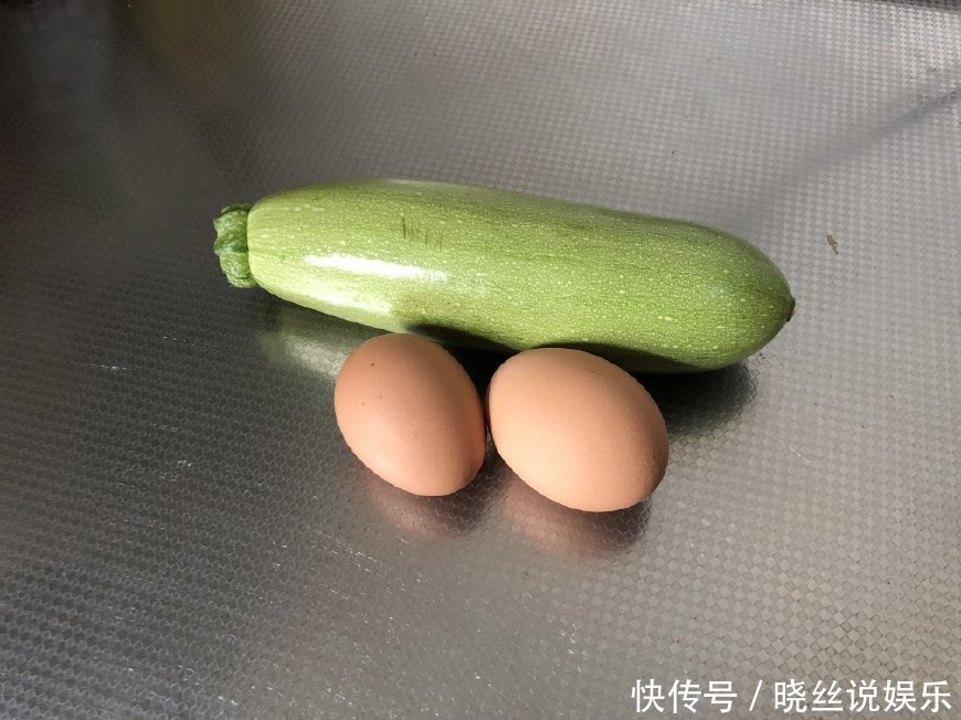 西葫芦最好的吃法,加2鸡蛋不用炒,饭店买不到,老人孩子都爱吃