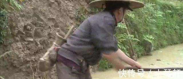 《变形计》“神仙妹妹”梁小友高二辍学后成网红,浓妆直播惹众议