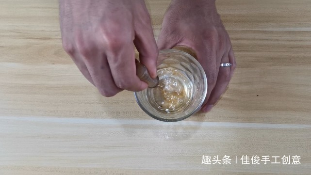 把藿香正气水滴在白醋里，搞定了生活中的困扰，解决你的难题！