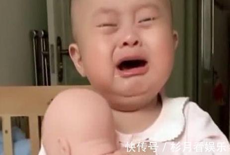 二宝|2岁儿子拒绝父母生二胎,妈妈送给他一个“弟弟”后,当场失控