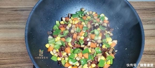 米饭|早餐我用剩饭做5色炒饭,上桌惊艳了全家,孩子真想天天吃剩饭