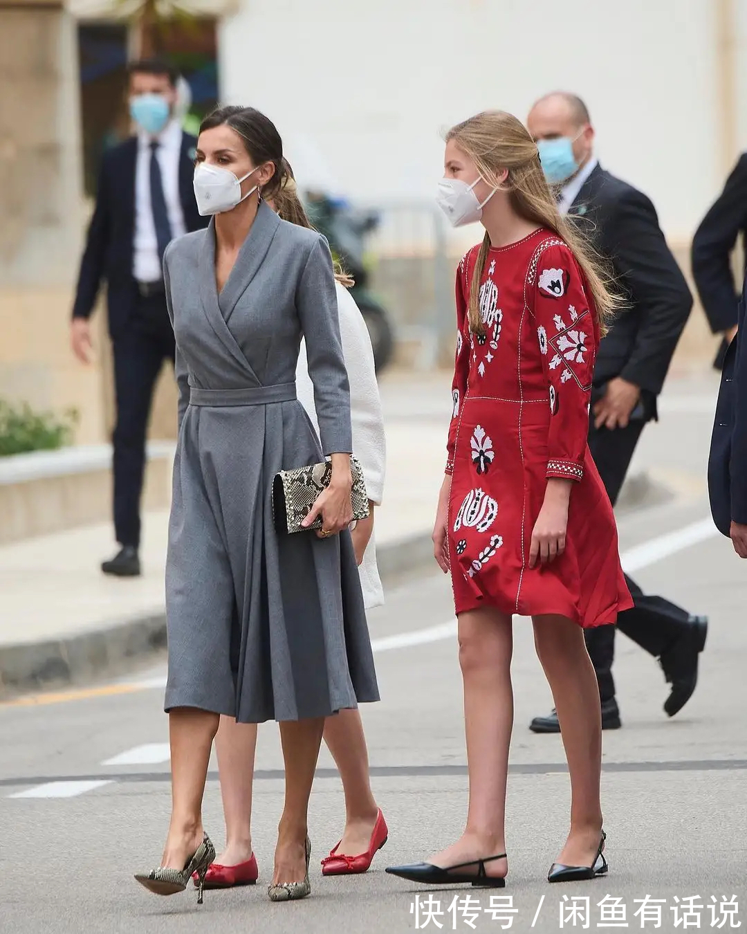 蓝裙|西班牙俩公主同穿蓝裙亮相,简单却很高级,妹妹扎丸子头气场更足