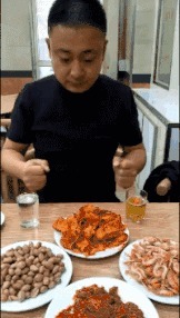 |搞笑GIF趣图:我们这一般叫燎毛,不知道你们那里叫什么