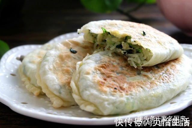 菜盒子薄皮大馅特好吃,面粉不用开水烫,放多久都不会硬!