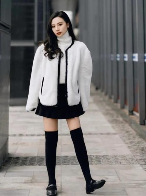 今年流行这么穿：羊羔毛外套＋仙女裙，温暖时髦显气质，谁穿谁美