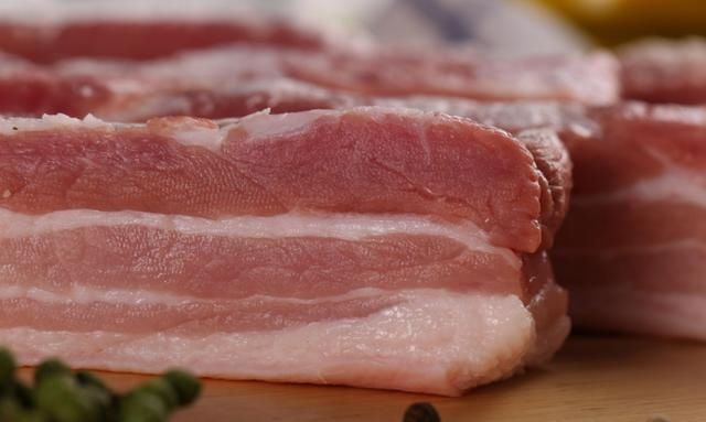 瘦肉|买五花肉，挑“上五花”还是“下五花”？牢记3特点，不花冤枉钱