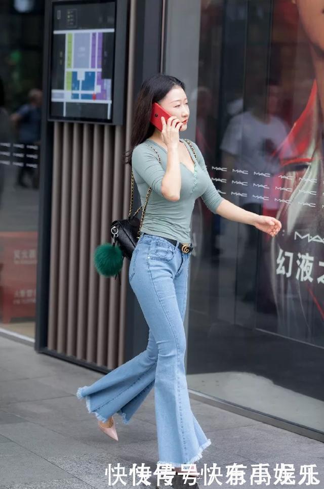 街拍美女喇叭裤搭配一双尖头高跟鞋穿在脚上,更能够凸显她身上的气质