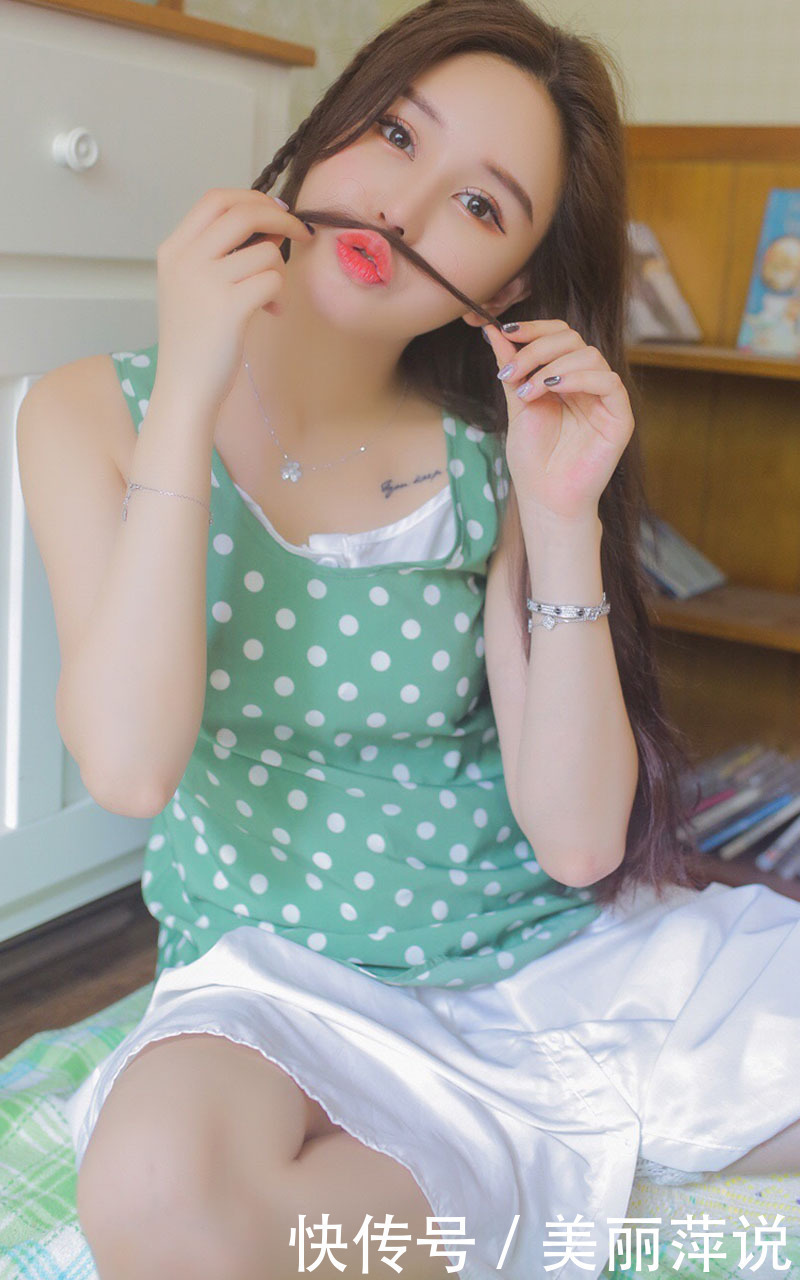 美女街拍性感美女波点衬衣白嫩大胆美女写真