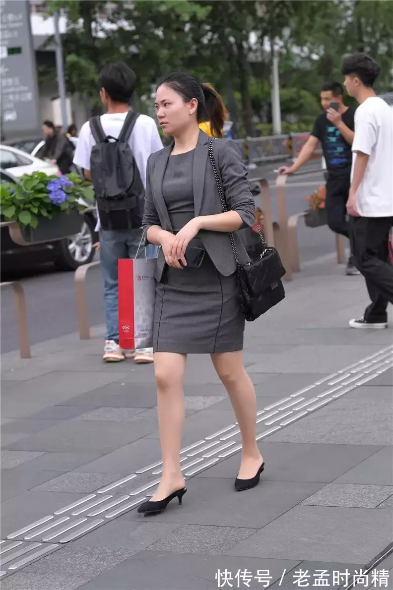 职场|路人街拍:兼顾事业的时尚辣妈,穿着职场套装,色调单一,却很美