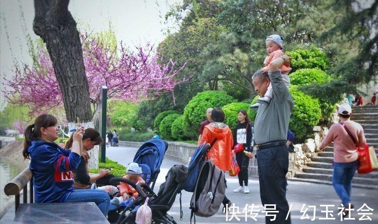 教育|“熊孩子”倒地撒泼惹围观,奶奶一句话立马乖乖爬起,家长都该学