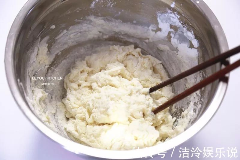 在家做馅饼,和面很重要,照着做馅饼皮薄馅大,放凉了也软软的