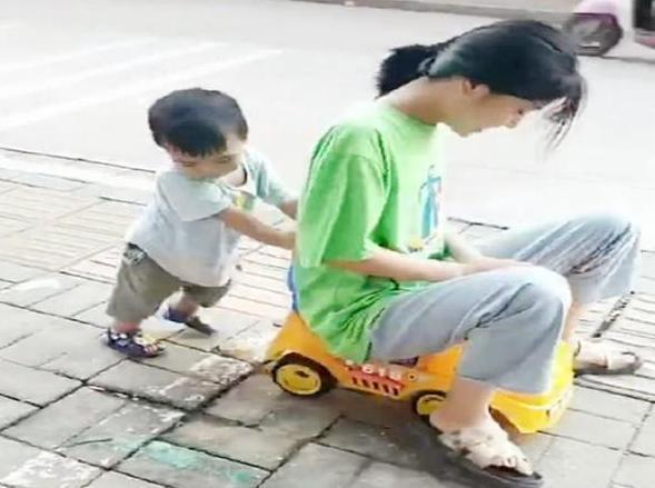 宝妈|小姨带娃的路子有多野看完这几张图，网友这届小姨跟宝宝有仇