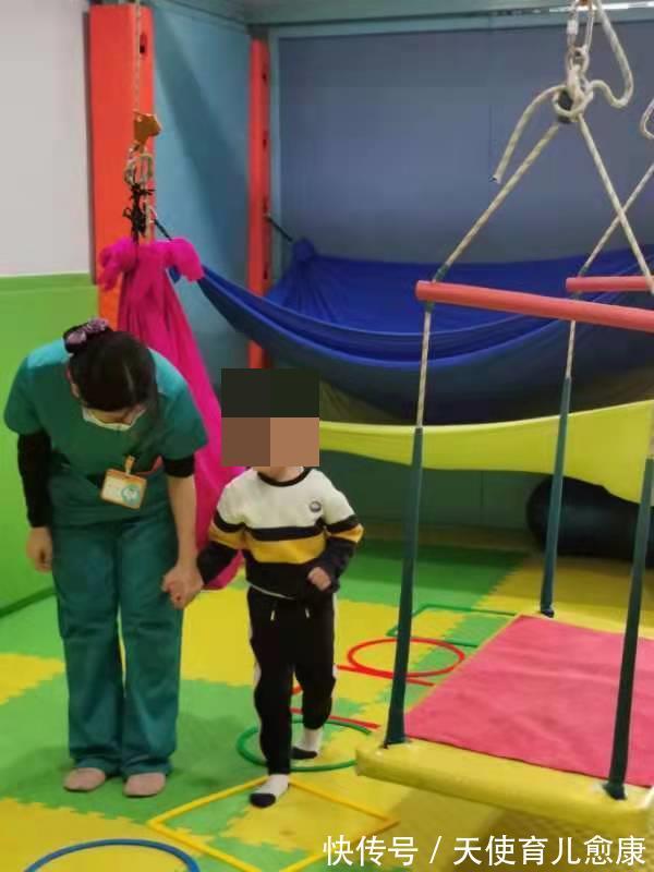 小胖子|天使讲堂:宝宝大运动发育早,是好还是坏?