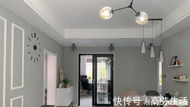 浅灰色|新房入住一个月后,越来越喜欢待在家,电视墙花不到200块太美了