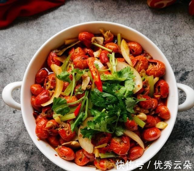 麻辣|芹菜洋葱炒龙虾尾,嘬一口龙虾尾,麻辣鲜香,好吃极啦!