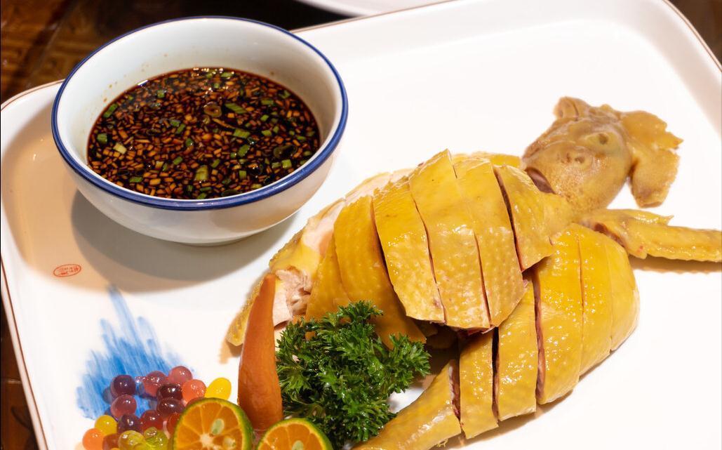 白切鸡怎么做好吃？学习一下广东大厨的做法，皮脆肉嫩色泽金黄