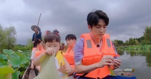 孩子|孩子们用绿帽子,张新成的表情,字幕组开始暗示他