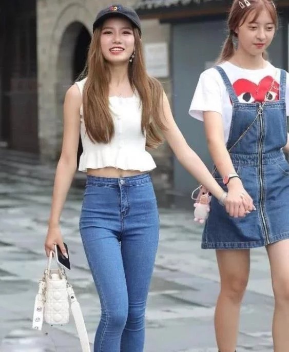 时尚|气质高雅的时尚小姐姐,比较经典的黑白搭配,给人一种美丽优雅的感觉