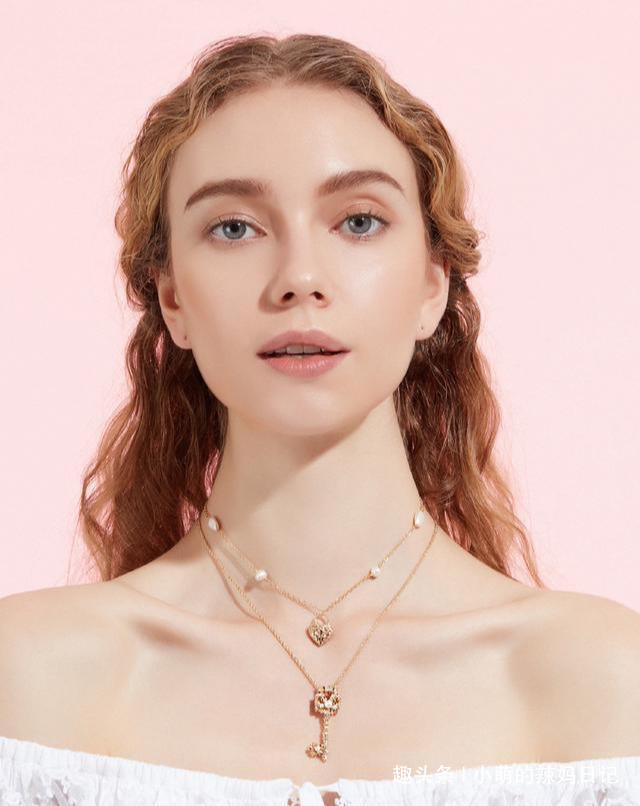 气质 真正贵气的女人,很少带黄金,更爱这3种首饰,时尚又显气质