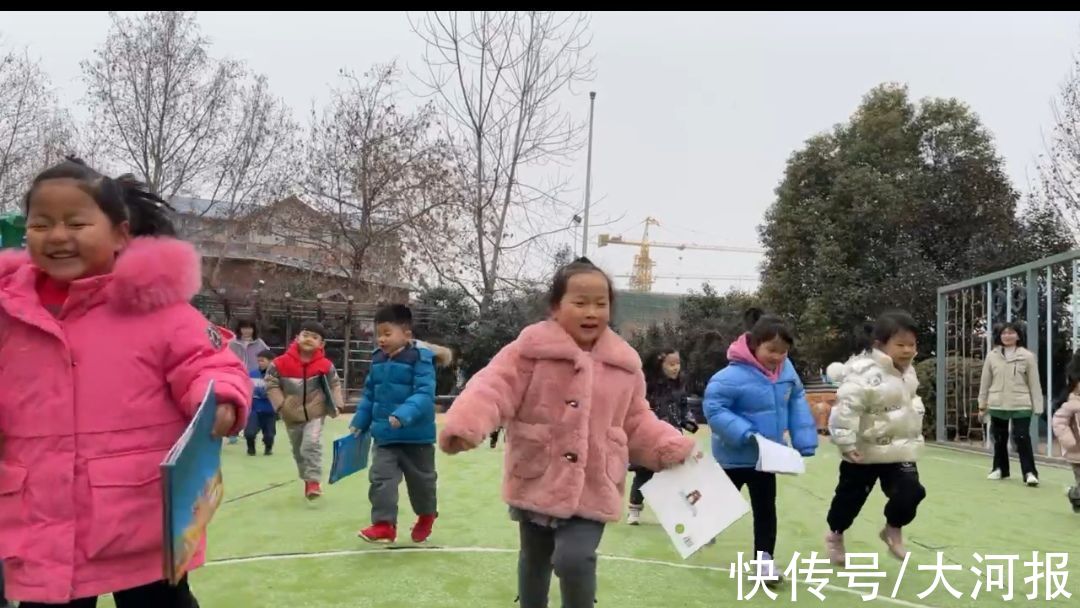 开学|喜迎童归来！幼儿园开学首日遇大雪，孩子们在操场上和雪花共舞