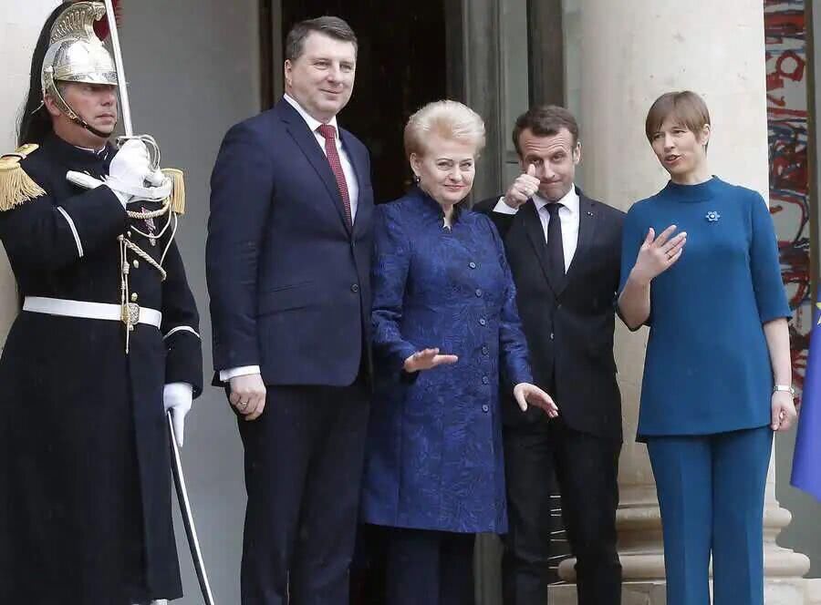 法国总统抛下大25岁老婆,和美女总统雨中深情拥抱对视,保镖知趣