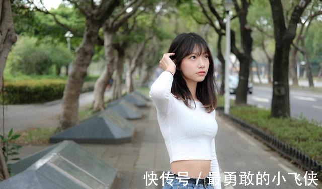 平底鞋 白色针织衫搭配牛仔裤+平底鞋,整体的风格简约又休闲,清爽舒适