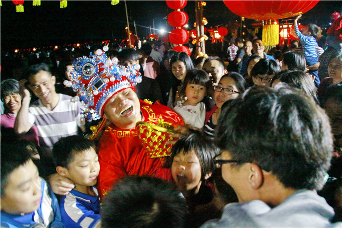 游客新年求好运，广东长鹿景区摇钱树道具“金铜币”被一抢而空