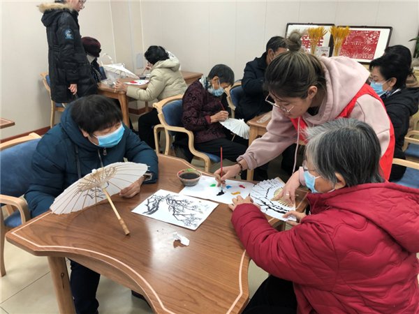  手绘|河西区挂甲寺街新城小区居家养老服务中心开展手工课堂系列活动之手绘折扇与纸伞活动