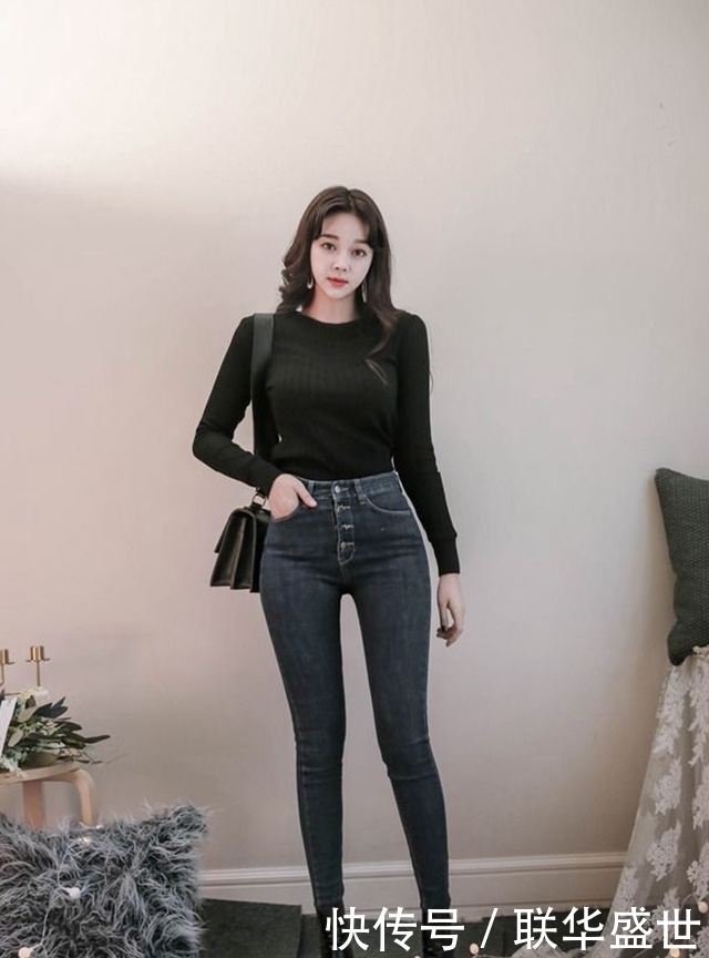 美女|美女搬一张椅子,穿着牛仔裤,坐在海边吹风,身材显得清新又吸睛