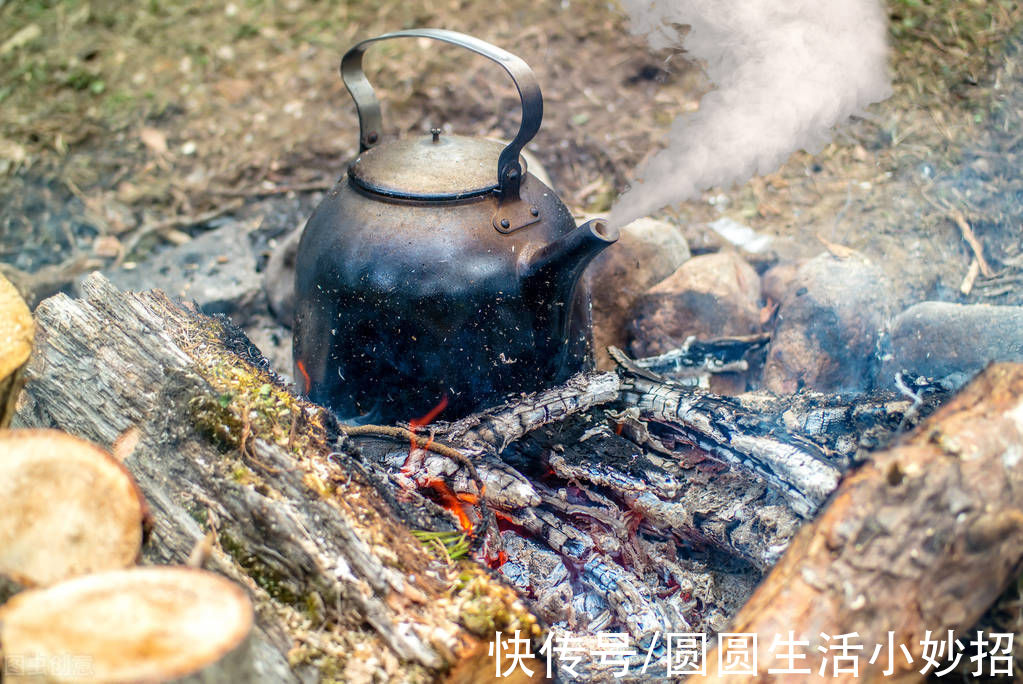 不锈钢锅发黑发黄，教你一招，只需用它抹一抹，立马像新的一样