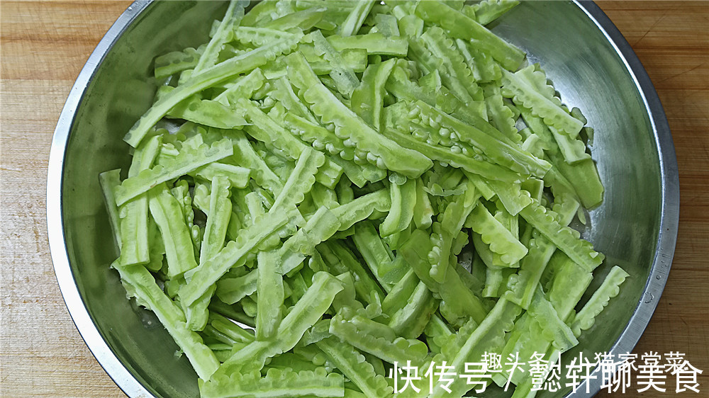 豆瓣酱|教你凉拌苦瓜好吃的做法,营养美味又不苦,一顿做3根还不够吃