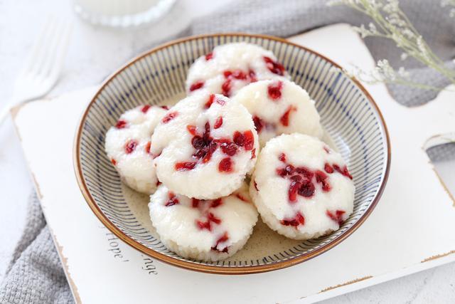 无需揉面的米发糕，搅一搅、蒸一蒸，香甜Q弹有嚼劲，比馒头简单