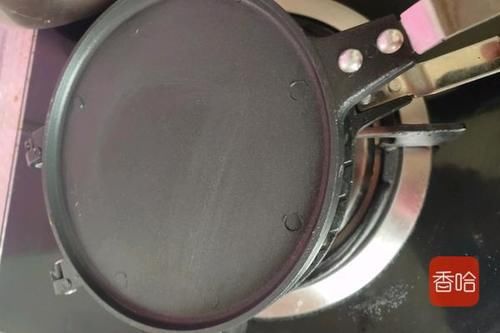  1碗面粉4个鸡蛋，用筷子搅一搅，轻松烙出酥香脆的鸡蛋卷