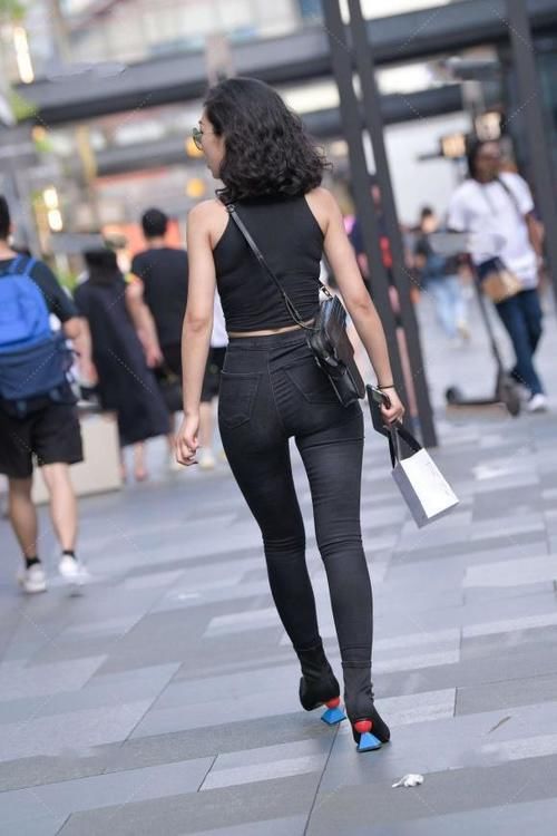 会穿搭的女生就是任性，洋溢着个性的魅力，轻松美出时尚感