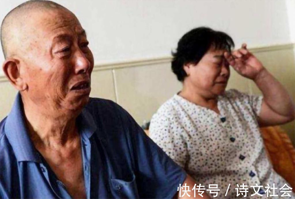 父母|“新型啃老”正在啃掉父母的棺材本,父母毫无察觉,反夸孩子孝顺