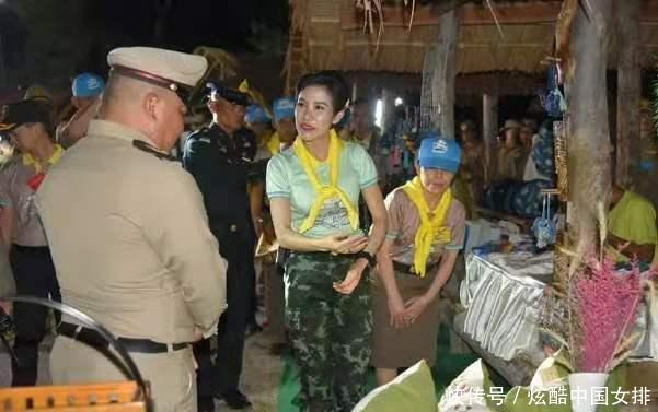 泰国“甄嬛”摊牌了!换新发型后穿衣变大胆,逛街试披肩一脸得意