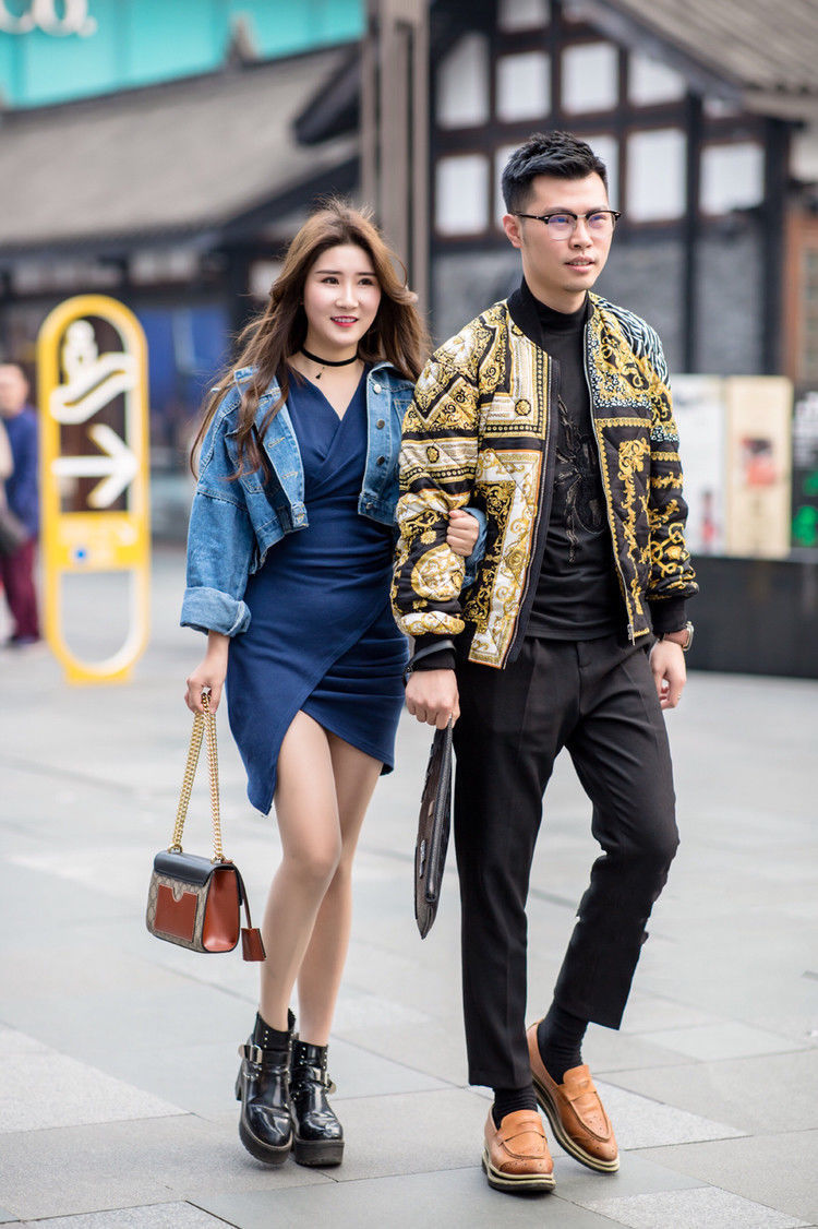 街拍：气场强大的美女，黑色超短裤加上黑色高跟靴，魅力十足！