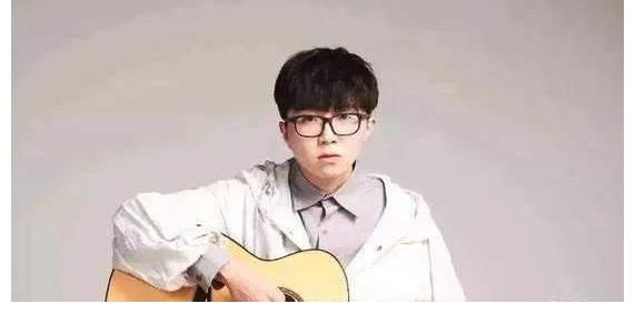 毛不易，老幽默大师了，一本正经的搞笑他是NO.1